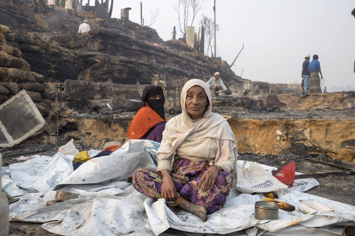 Vista do campo de refugiados de Rohingya em Ukhia depois que um grande incêndio o varreu e destruiu milhares de casas, matando pelo menos 25 pessoas em Ukhia, Cox's Bazar, Bangladesh, em 24 de março de 2021. (Agência Anadolu)