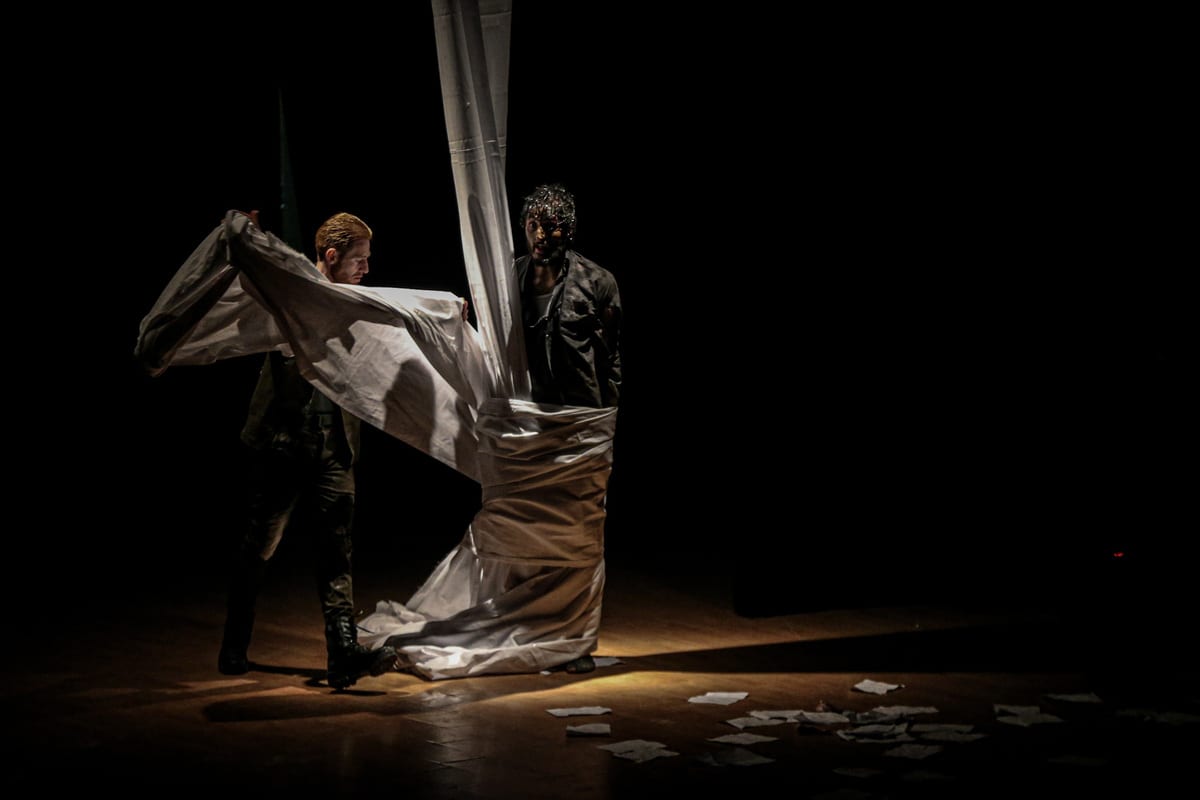 Atores de teatro sírios fazem uma peça sobre pessoas inocentes mantidas nas prisões do regime de Assad em um centro cultural em Idlib, Síria, em 27 de março de 2021 [Muhammed Said / Agência Anadolu]