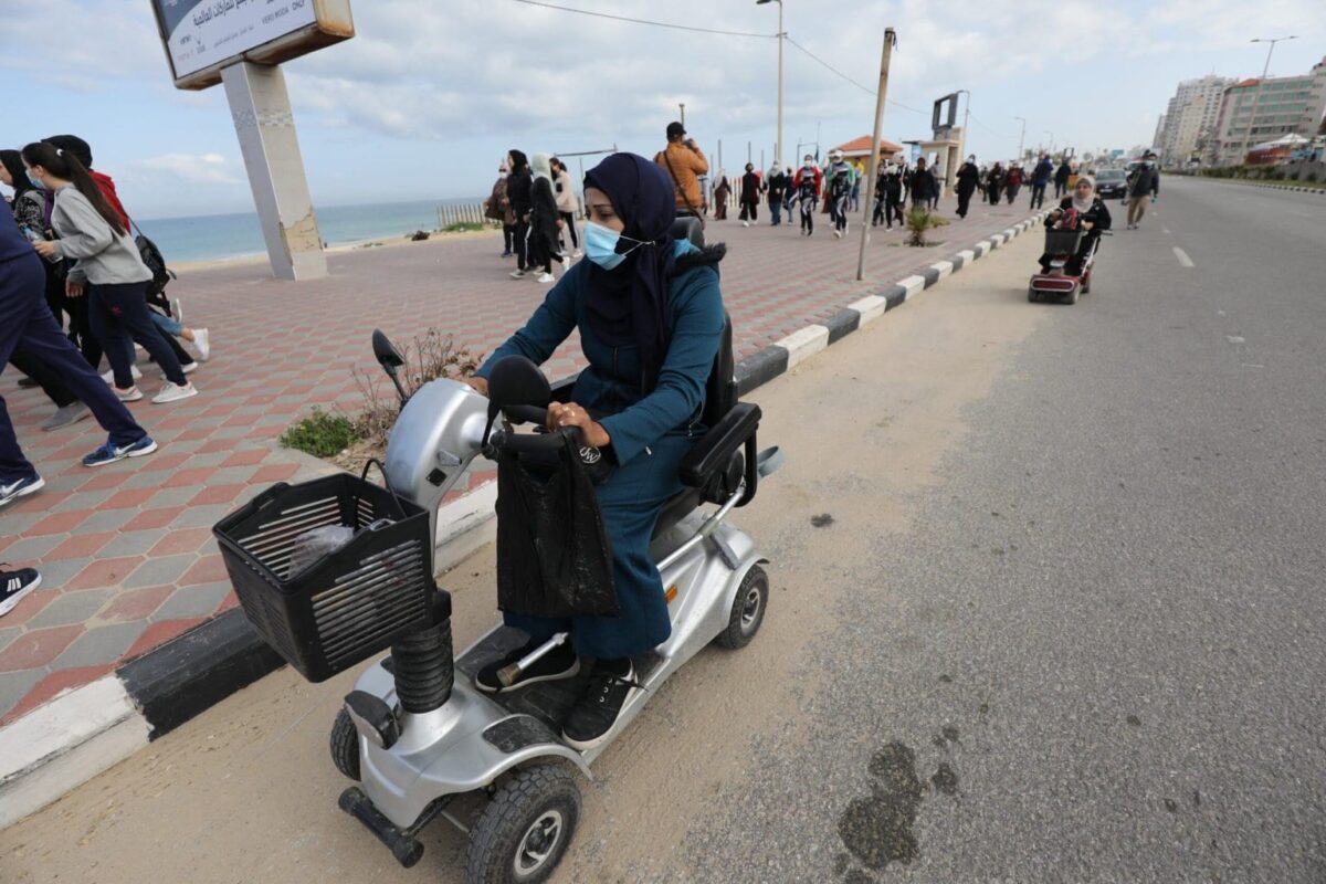 Mulheres palestinas estão se manifestando durante o Dia Internacional da Mulher em Gaza em 8 de março de 2021 [Mohammed Asad / Monitor do Oriente Médio]