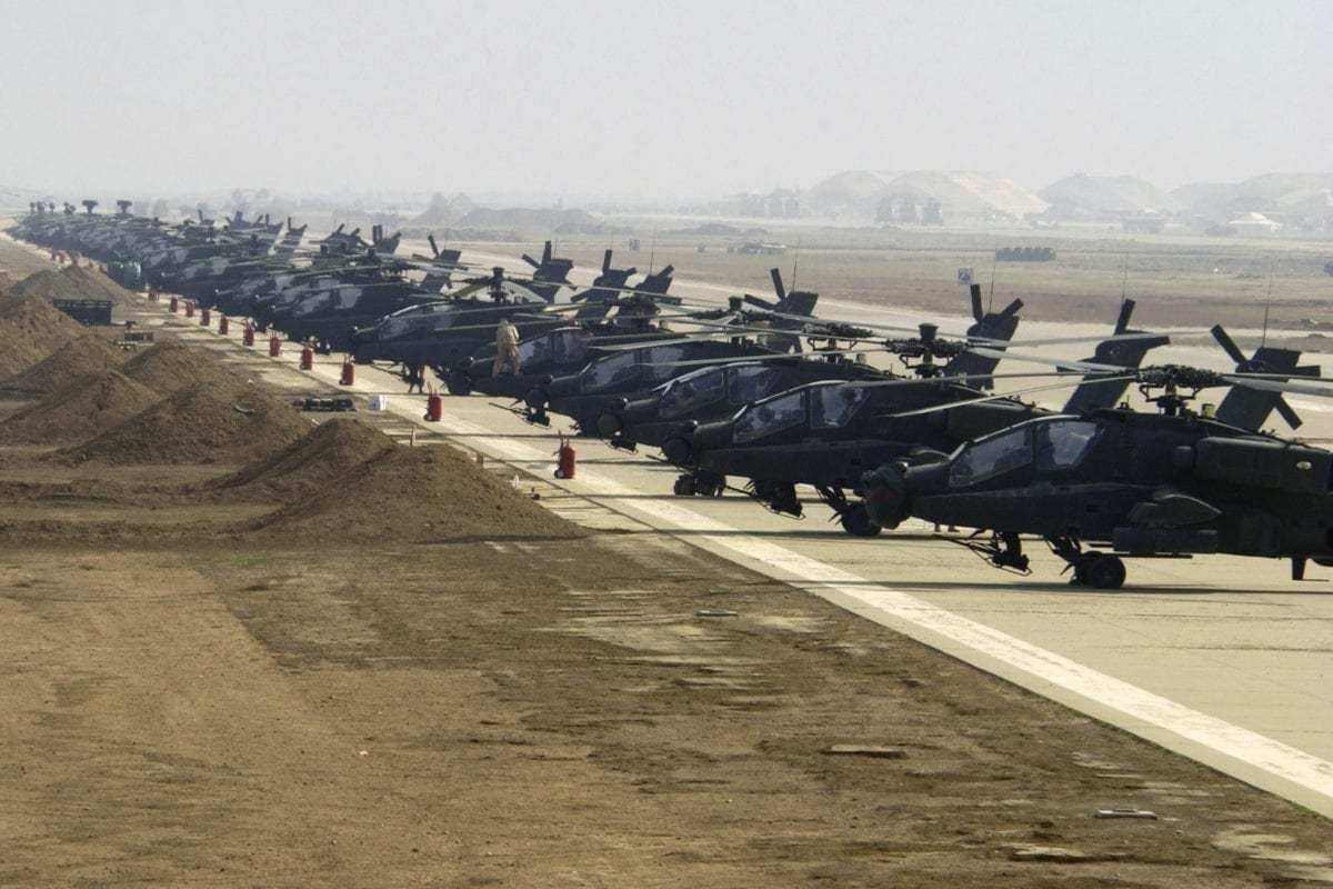 Helicópteros Apache Longbow, do exército dos Estados Unidos, enfileirados na base aérea de Ain al-Assad, no Iraque, 7 de janeiro de 2004 [Suzanne Jenkins/Força Aérea dos Estados Unidos]