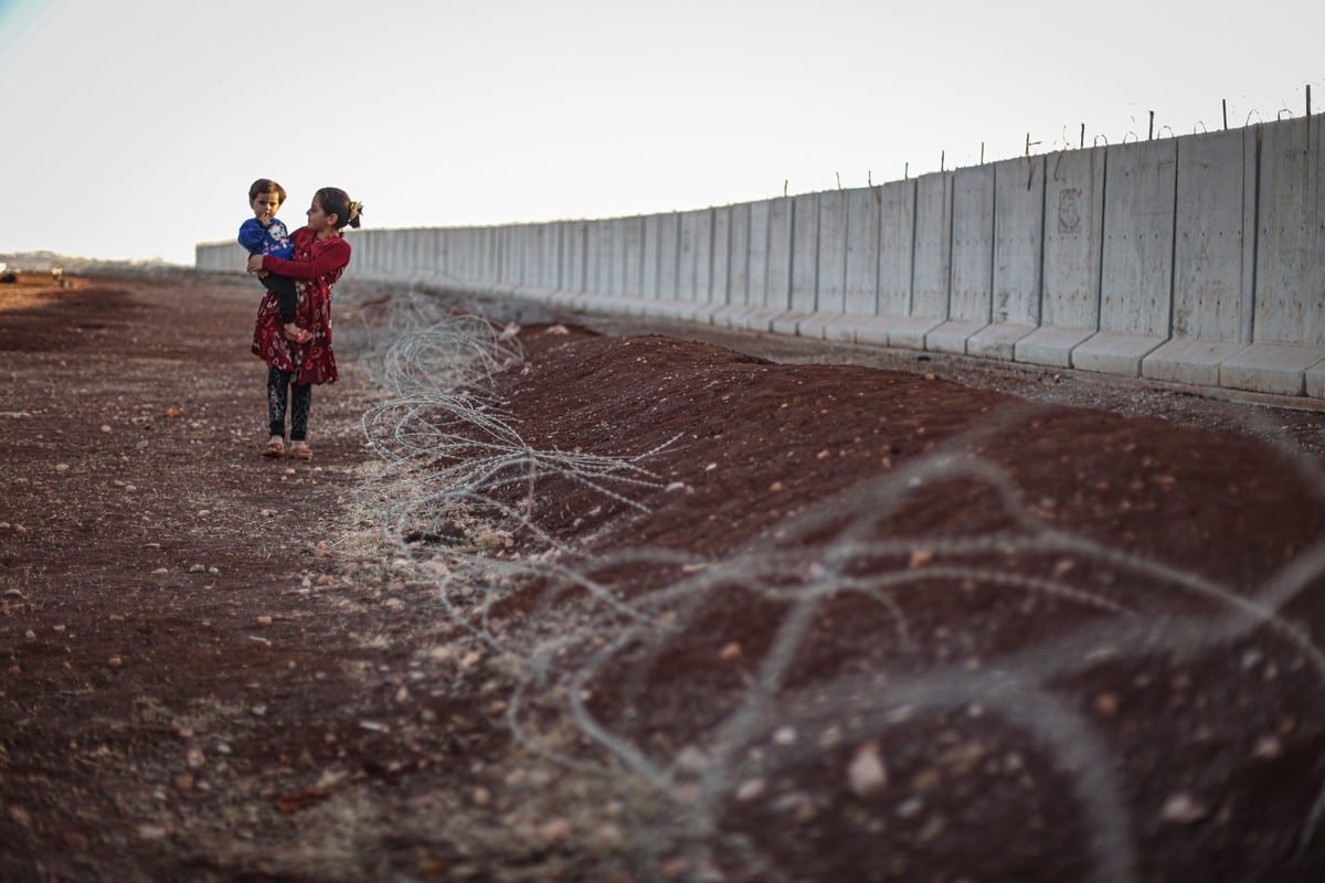 Sírios deslocados são vistos perto de suas tendas improvisadas na aldeia Atme de Idlib, na Síria, em 16 de outubro de 2020. [Muhammed Said/Agência Anadolu]