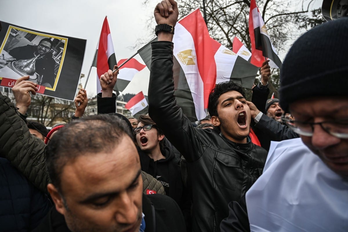 Pessoas protestam contra o presidente egípcio, Abdel Fattah Al-Sisi, em frente ao consulado egípcio em Istambul, em 2 de março de 2019. [Ozan Kose/AFP/Getty Images]