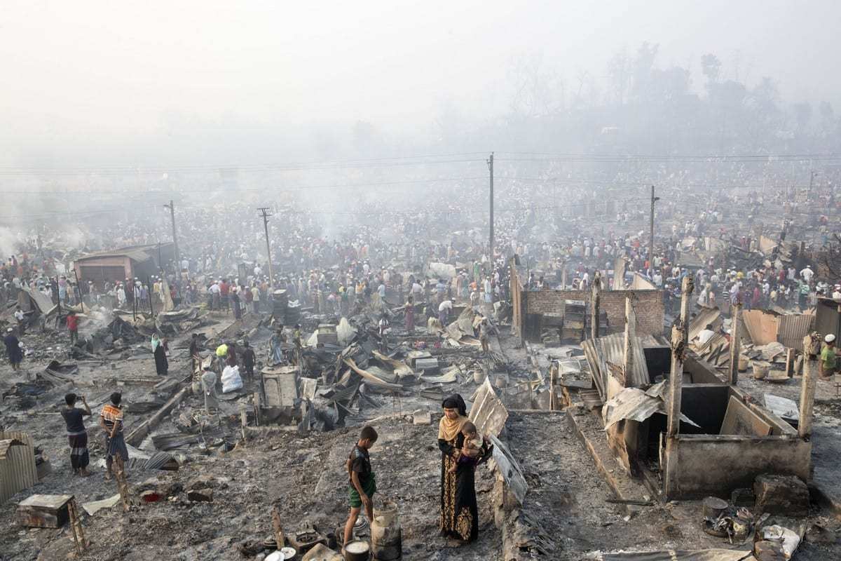Uma vista do campo de refugiados de Rohingya depois que um grande incêndio varreu o campo e destruiu milhares de casas em Cox’s Bazar, Bangladesh, em 24 de março de 2021. [Stringer/Agência Anadolu]
