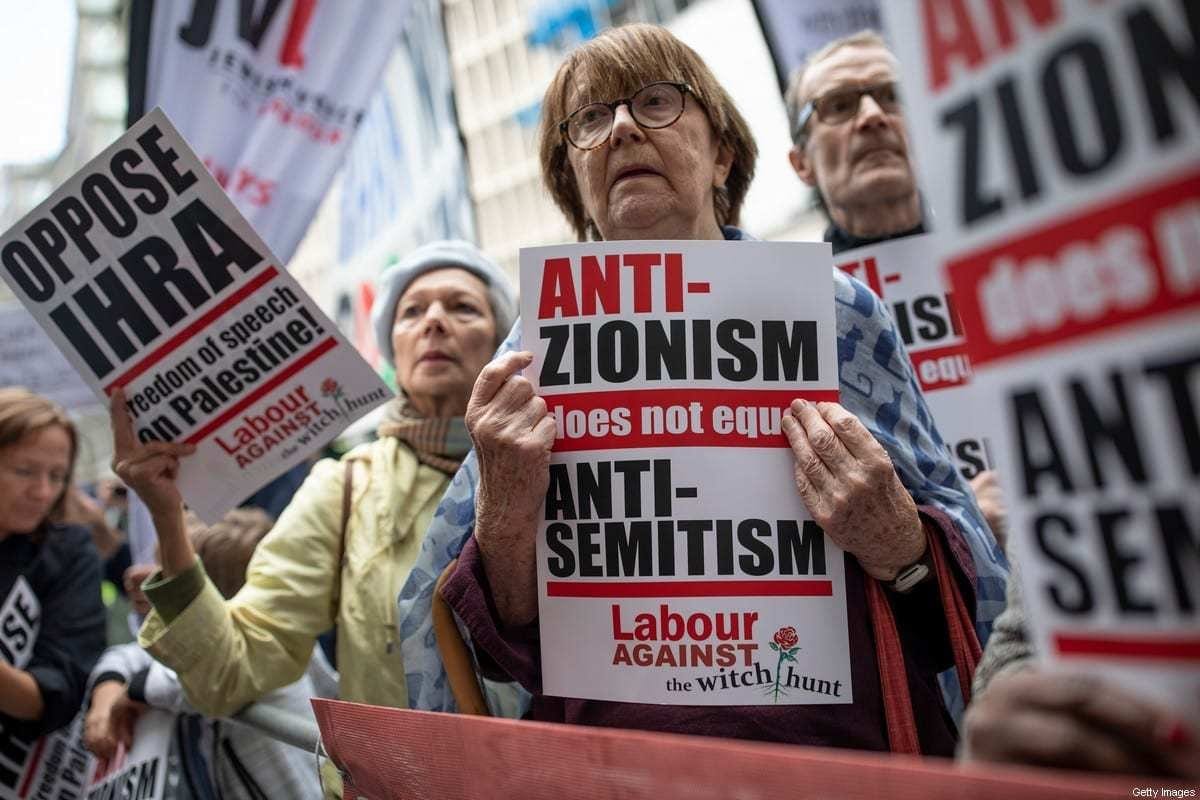 Protestos em frente à sede da Executiva Nacional do Partido Trabalhista do Reino Unido, em Londres, Inglaterra, 4 de setembro de 2018; no cartaz: “Antissionismo não equivale a antissemitismo” [Dan Kitwood/Getty Images]