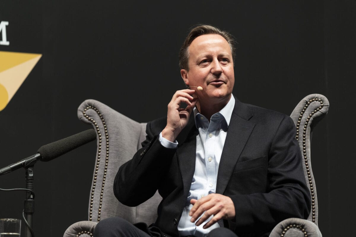 David Cameron, ex-primeiro-ministro do Reino Unido, discute suas novas memórias, ' For the Record 'no Cheltenham Literature Festival 2019 em 5 de outubro de 2019 [David Levenson / Getty Images]
