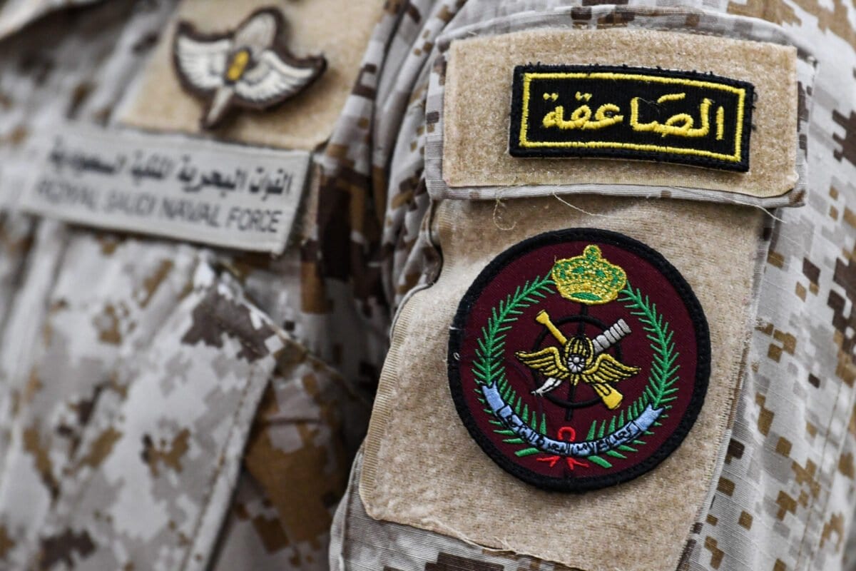 Detalhe do uniforme de um oficial saudita durante Exercício Marítimo Internacional (IMX) nas águas do Golfo, litoral do Bahrein, em 5 de novembro de 2019 [Karim Sahib/AFP via Getty Images]
