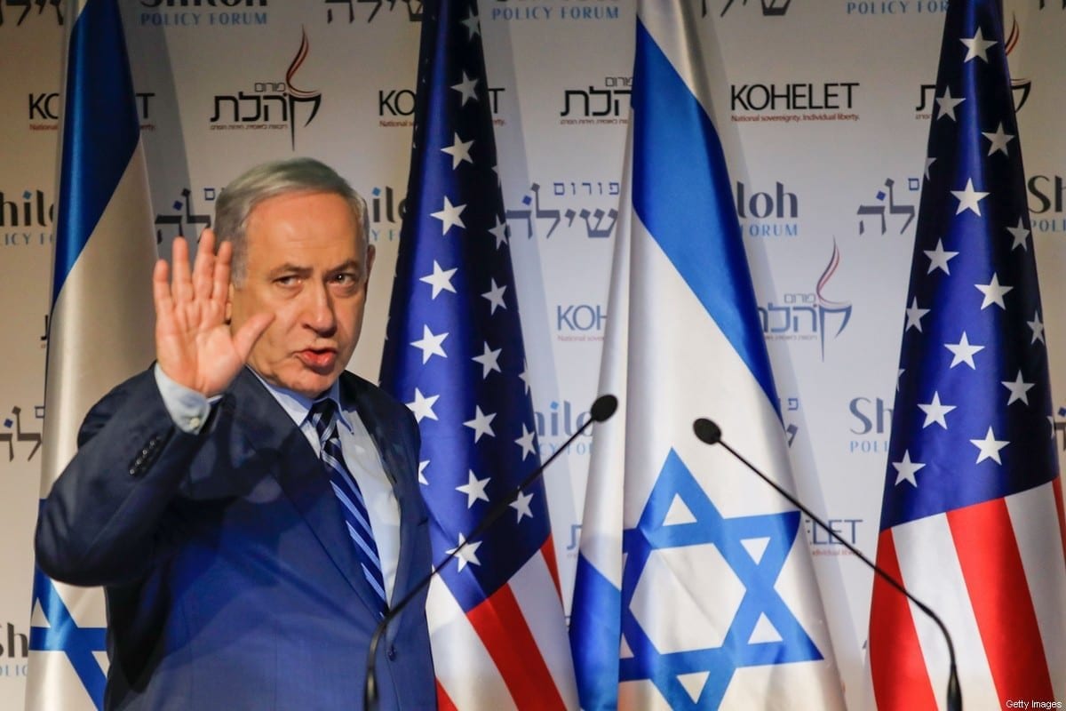 O primeiro-ministro israelense Benjamin Netanyahu acena enquanto participa da conferência Kohelet Policy Forum em Jerusalém, em janeiro 8, 2020 [MENAHEM KAHANA / AFP via Getty Images]
