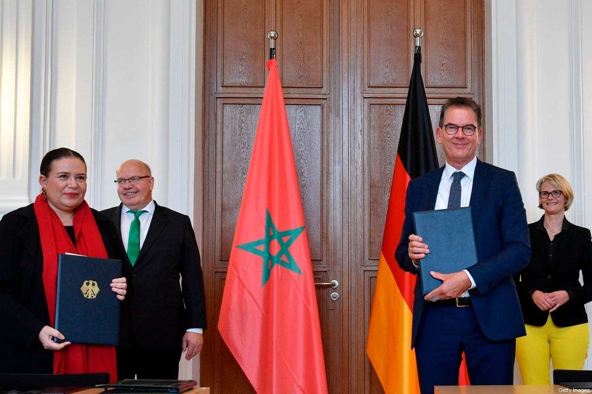 Ministro do Desenvolvimento alemão Gerd Mueller (2º dir.), Zohour Alaoui (esq.), o embaixador do Marrocos na Alemanha em 10 de junho de 2020 em Berlim [John Macdougall/ AFP via Getty Images]
