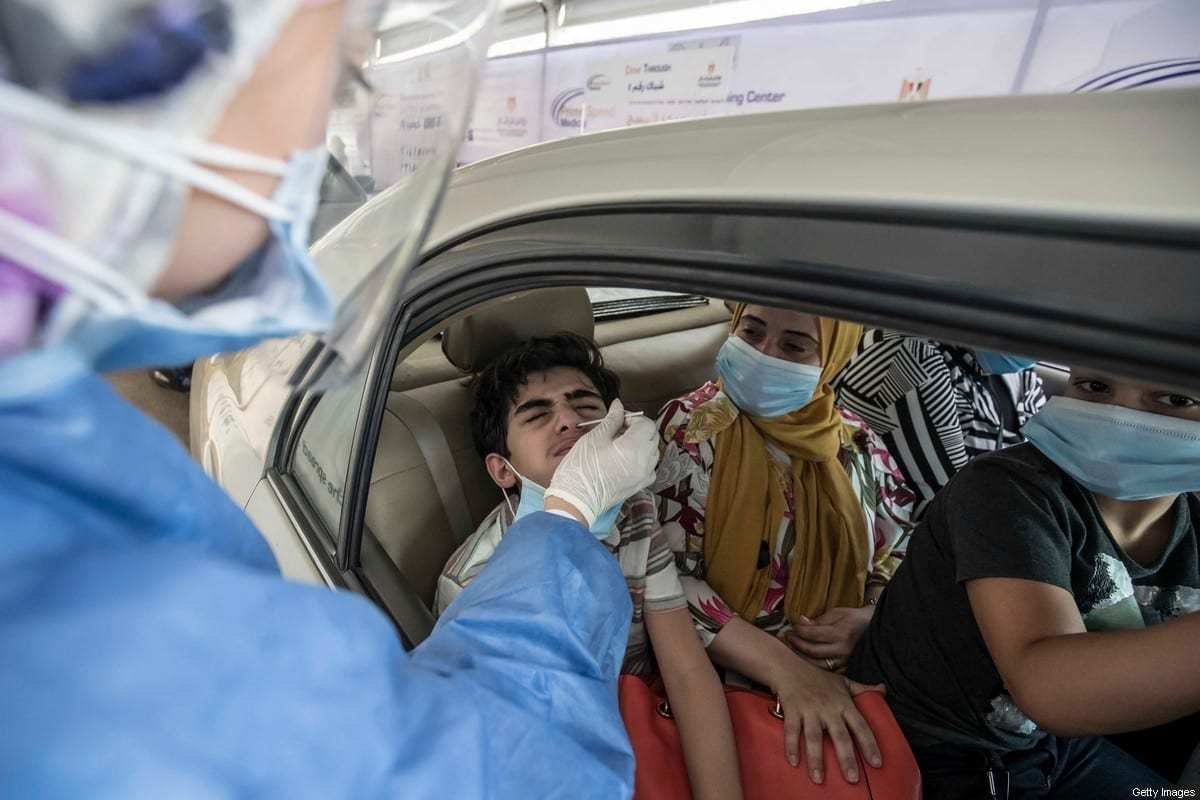 Egípcios fazem teste para Covid-19 em um coronavírus drive-through centro de testes na Universidade Ain Shams no Cairo em 29 de junho de 2020 [KHALED DESOUKI / AFP via Getty Images]

