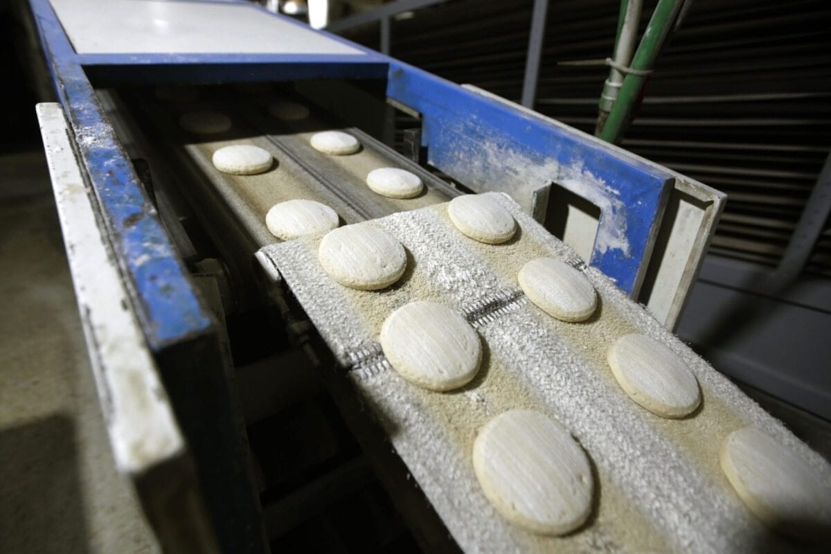 A ​​massa de pão ao longo de uma linha de produção em uma padaria automatizada na capital do Líbano, Beirute, em 1º de julho de 2020 [JOSEPH EID / AFP via Getty Images]
