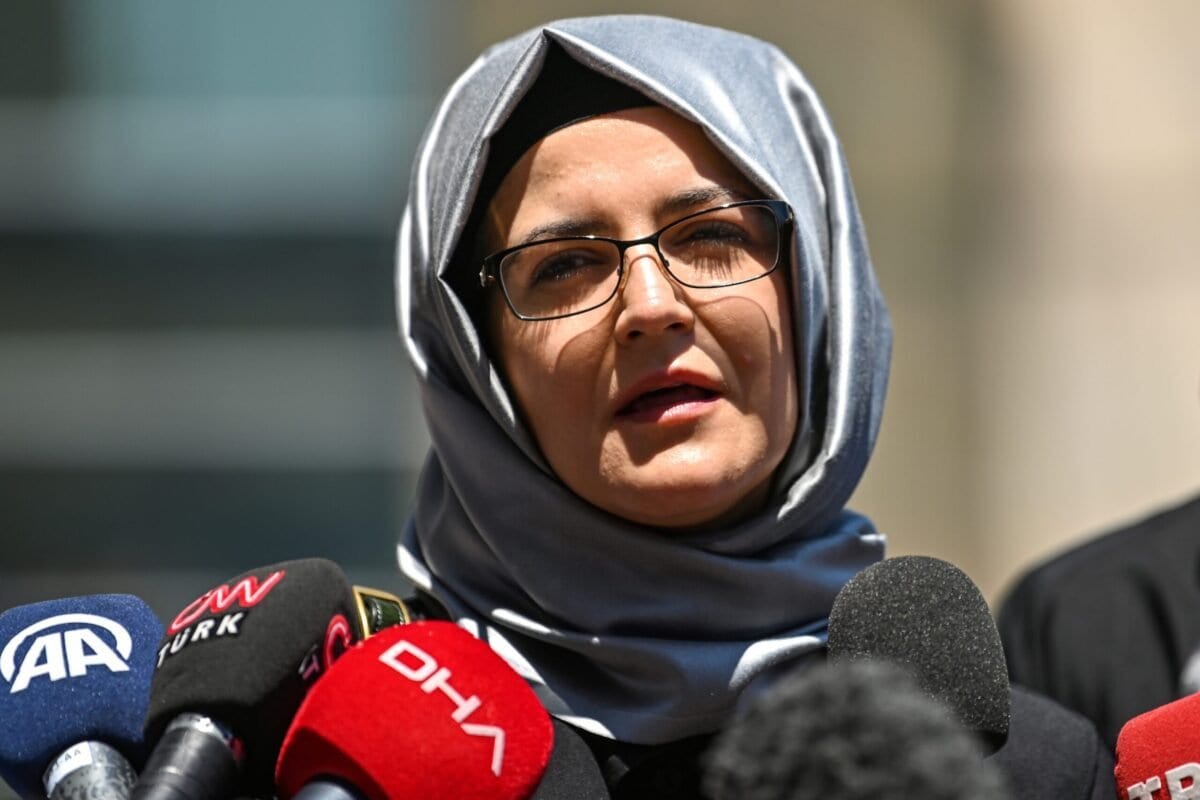 Hatice Cengiz, noiva do jornalista Jamal Khashoggi, fala à imprensa ao sair do tribunal de Istambul em 3 de julho de 2020 [Ozan Kose/ AFP via Getty Images]
