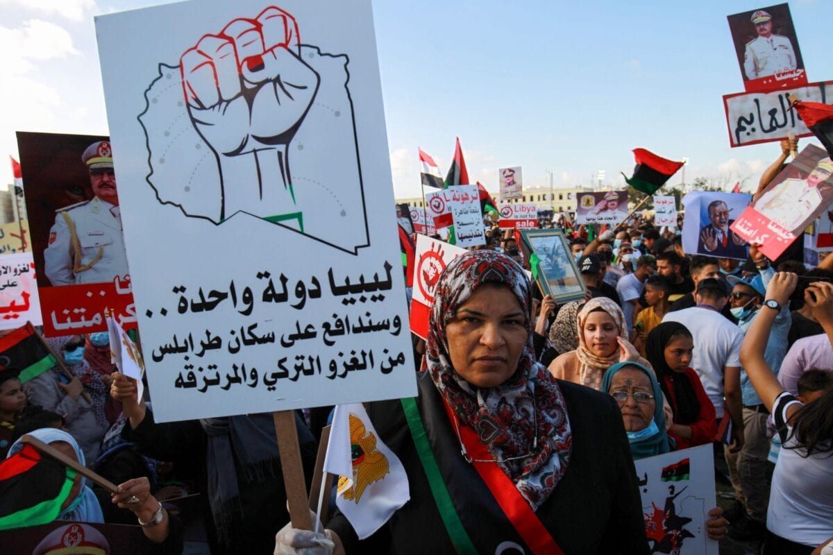 Apoiadores do general renegado Khalifa Haftar participam de protesto na cidade portuária de Benghazi, no leste da Líbia, em 5 de julho de 2020 [Abdullah Doma/AFP via Getty Images]
