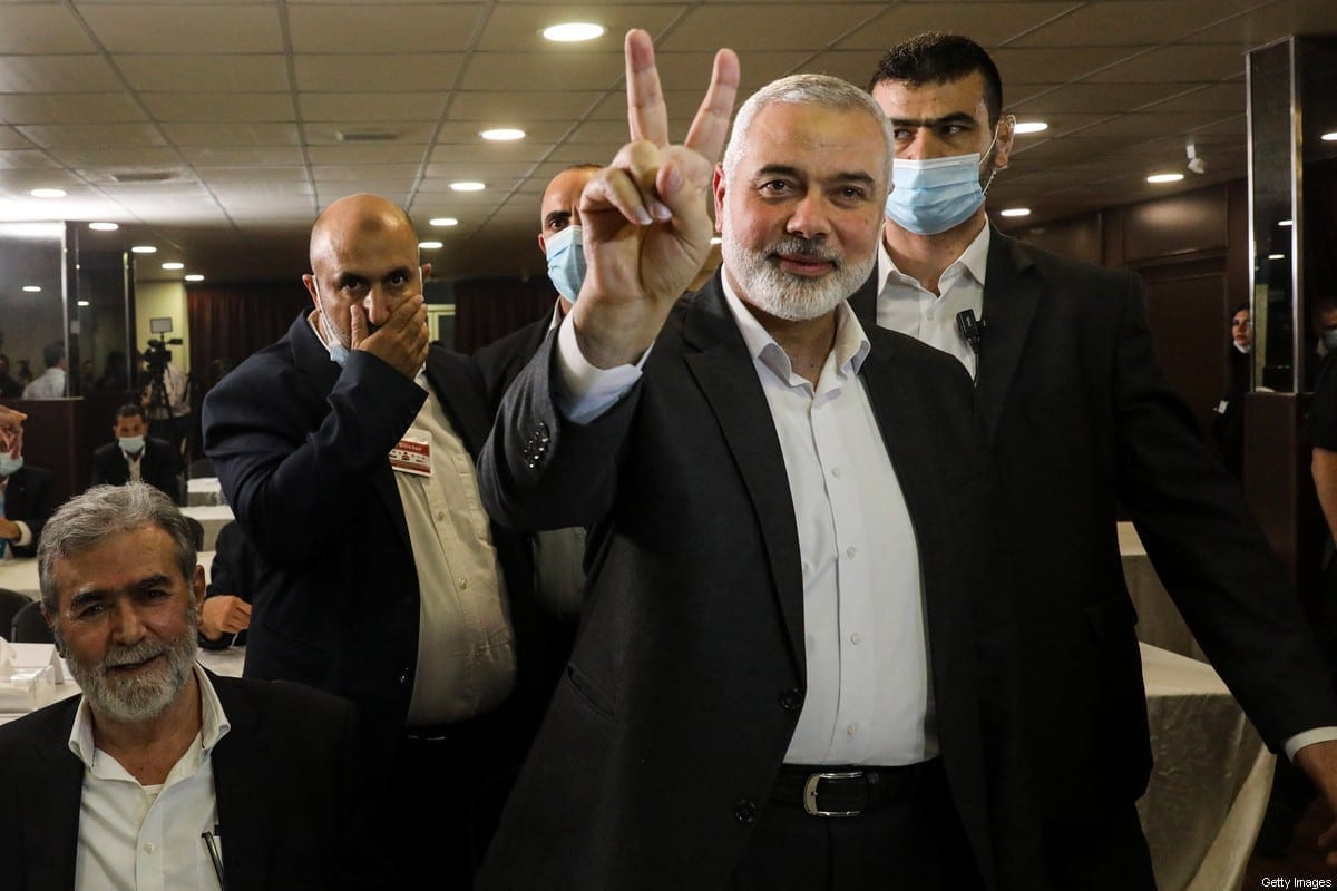 Chefe do Hamas, Ismail Haniyeh faz o gesto de vitória em 3 de setembro de 2020 [Anwar AMRO / AFP via Getty Images]