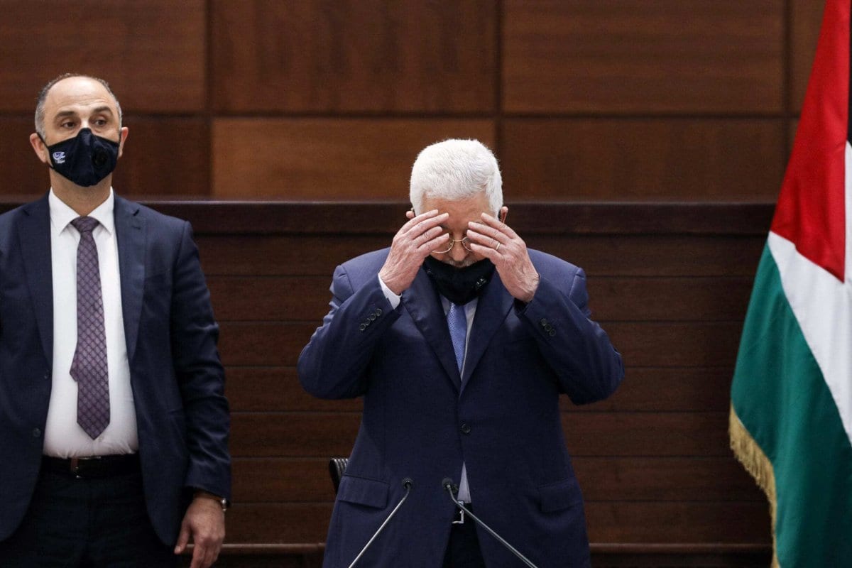 Presidente da Autoridade Palestina Mahmoud Abbas (centro) recita oração ao chegar em Ramallah, Cisjordânia ocupada, 3 de setembro de 2020 [Alaa Badarneh/AFP via Getty Images]