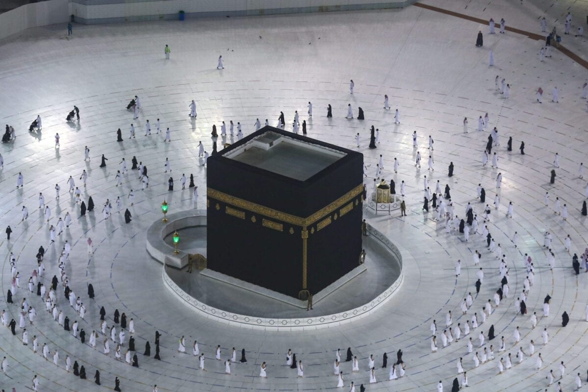 Fiéis muçulmanos na Grande Mesquita de Meca, Arábia Saudita, 4 de outubro de 2020 [Ministério do Hajj e Umrah da Arábia Saudita/AFP/Getty Images]
