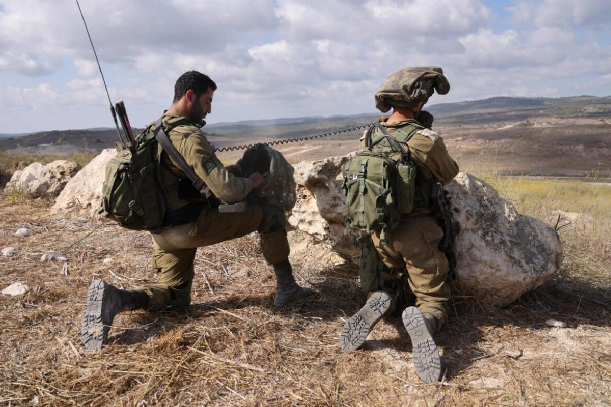 Soldados israelenses participam de exercícios militares perto da área de Elyakim, ao norte, em 14 de outubro de 2020. [Emmanuel Dunand/AFP via Getty Images]