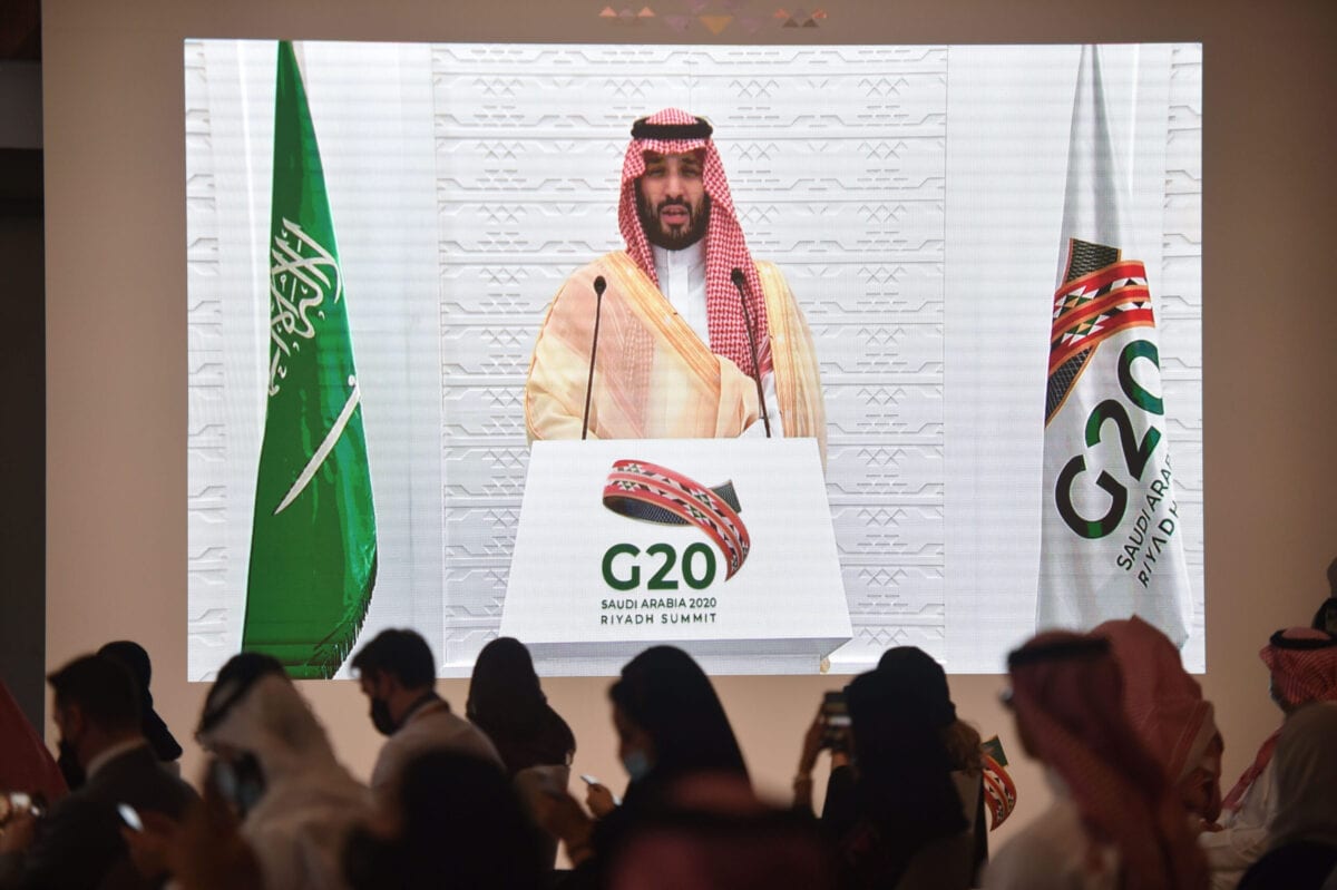Representantes da mídia saudita e estrangeira ouvem o príncipe saudita, Mohammed bin Salman, discursar remotamente em uma entrevista coletiva no Media Center da cúpula do G20, na capital Riad, em 22 de novembro de 2020. [Fayez Nureldine/AFP via Getty Images]
