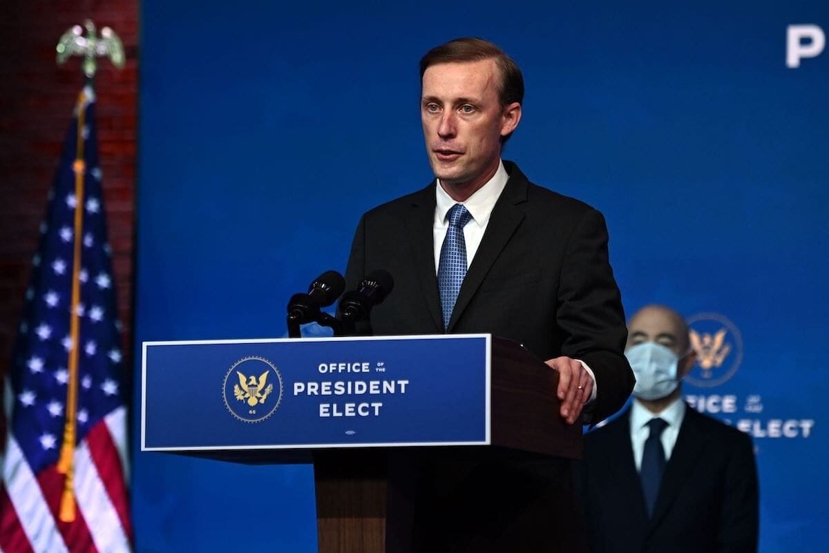 O nomeado conselheiro de Segurança Nacional, Jake Sullivan, representa o presidente eleito dos EUA, Joe Biden, durante um evento de anúncio do gabinete em Wilmington, Delaware, em 24 de novembro de 2020. [Chandan Khanna/AFP via Getty Images]
