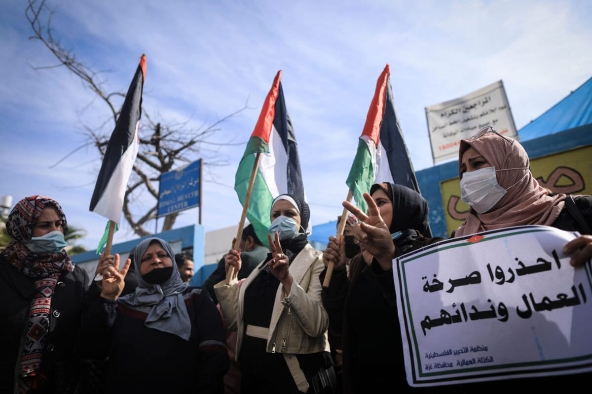 Palestinos protestam contra cortes ao socorro alimentar da Agência das Nações Unidas de Assistência aos Refugiados da Palestina (UNRWA), no campo de refugiados de al-Shati, Cidade de Gaza, 25 de janeiro de 2021 [Mahmud Hams/AFP via Getty Images]