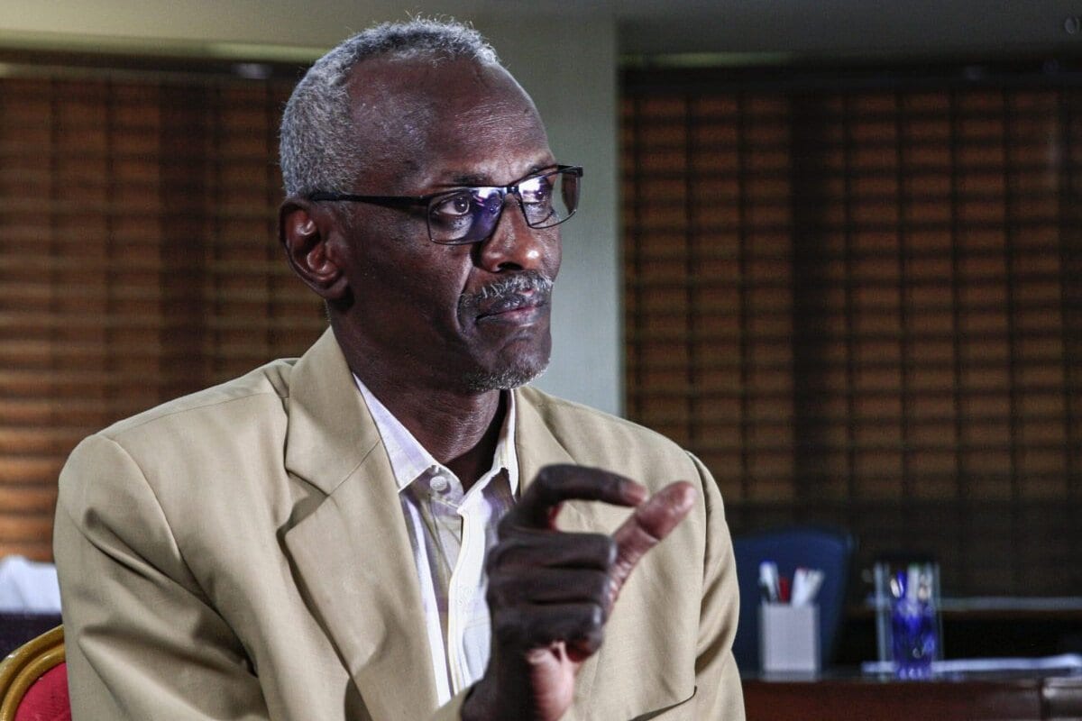 Ministro de Recursos Hídricos e Irrigação do Sudão Yasser Abbas concede entrevista em seu escritório na capital Cartum, 6 de fevereiro de 2021 [Ebrahim Hamid/AFP via Getty Images]