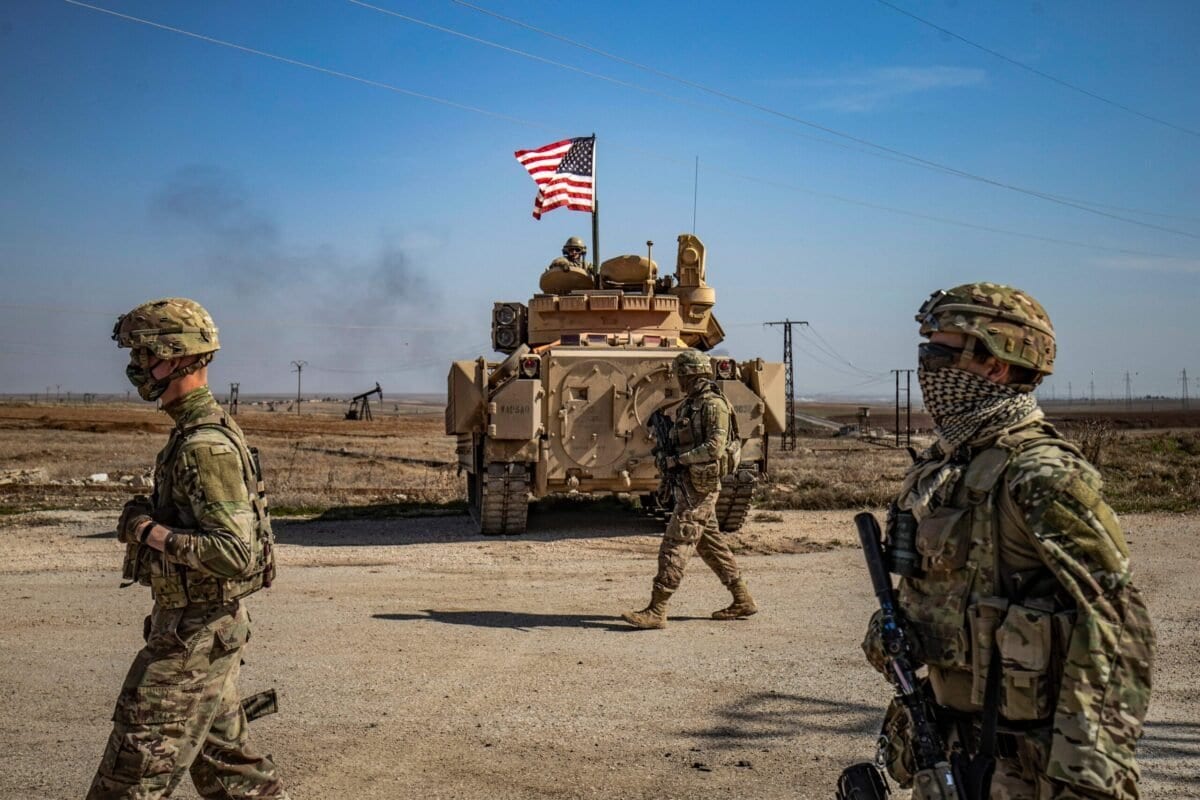 Soldados dos Estados Unidos patrulham os campos de petróleo de Suwaydiyah, na província de Hasakah, nordeste da Síria, em 13 de fevereiro de 2021 [Delil Souleiman/AFP/Getty Images]