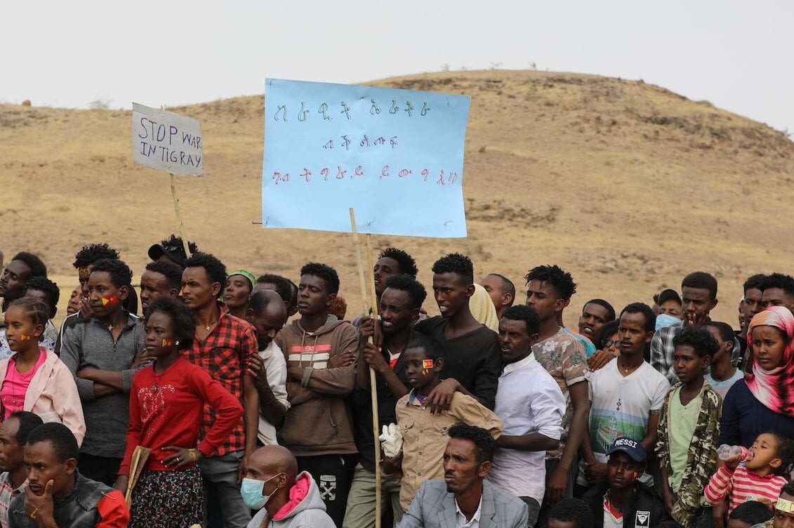 Refugiados etíopes se reúnem para comemorar o 46º aniversário da Frente de Libertação do Povo Tigray no campo de refugiados de Um Raquba em Gedaref, Sudão oriental, em 19 de fevereiro de 2021. [Hussein Ery/AFP via Getty Images]
