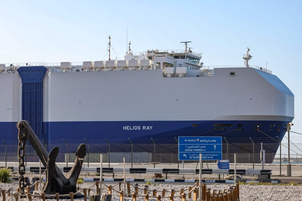 Embarcação de bandeira israelense MV Helios Ray, atracada no porto Rashid, em Dubai, Emirados Árabes Unidos, 28 de fevereiro de 2021 [Giuseppe Cacace/AFP via Getty Images]
