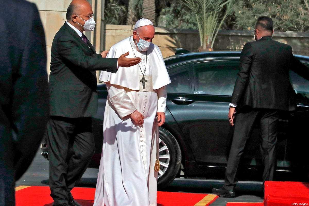 Papa Francisco é recebido pelo presidente iraquiano, Barham Saleh, no palácio presidencial em Bagdá, em 5 de março de 2021, na primeira visita papal ao Iraque. [Sabah Arar/AFP via Getty Images]