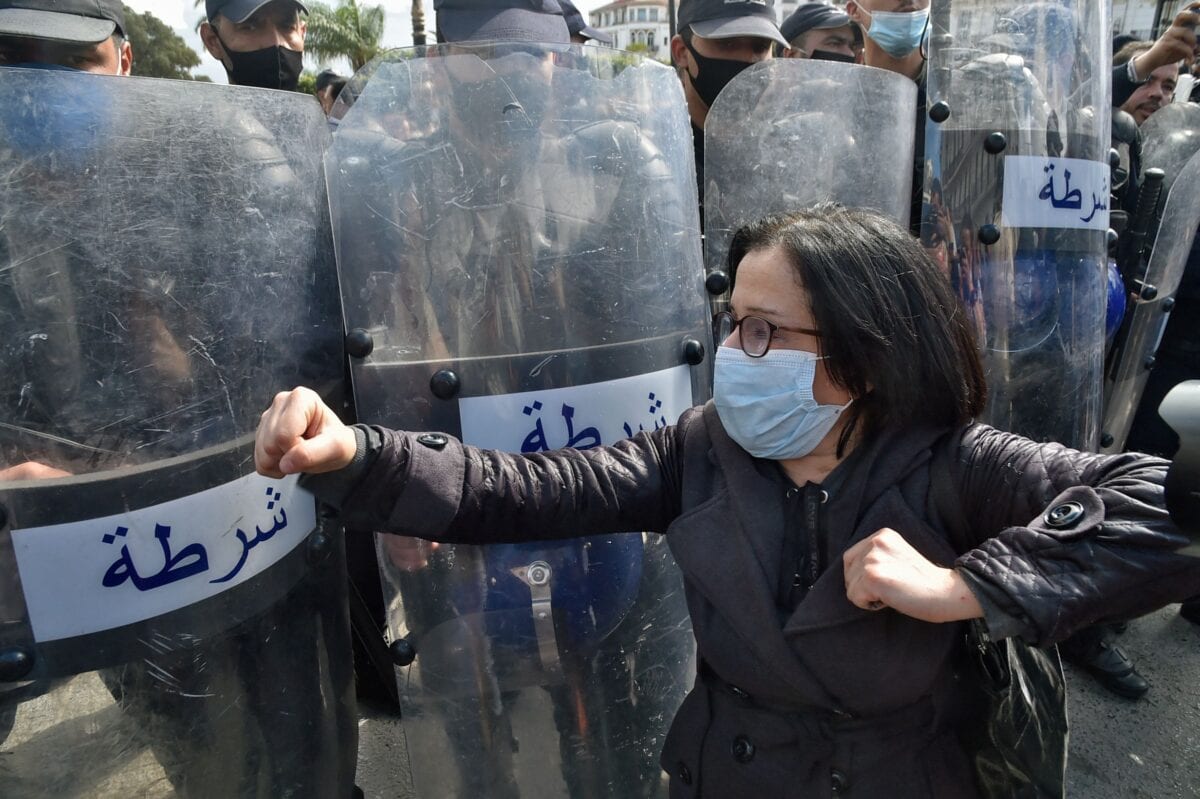 Mulheres argelinas entoam palavras de ordem durante protesto contra o governo na capital Argel, em 8 de março de 2021 [Ryad Kramdi/AFP via Getty Images]