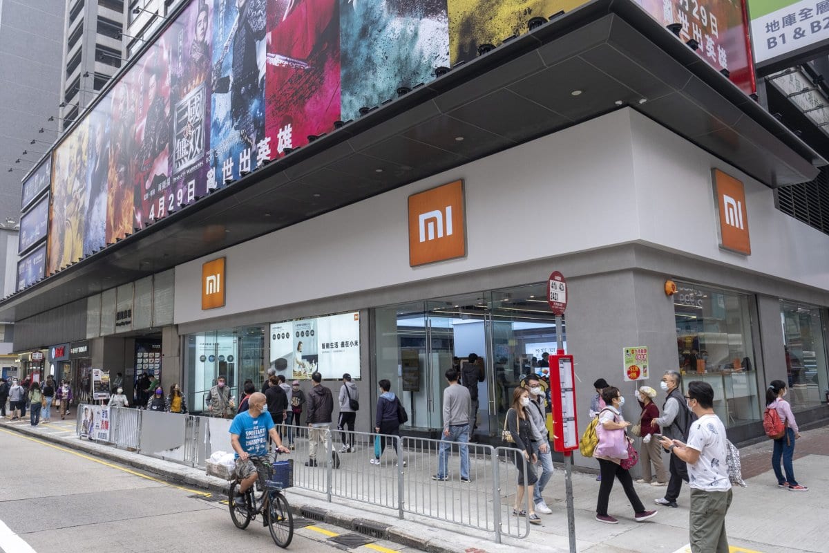 Pedestres passam por uma loja da Xiaomi Corp., em 6 de março de 2021. [Justin Chin/Bloomberg via Getty Images]