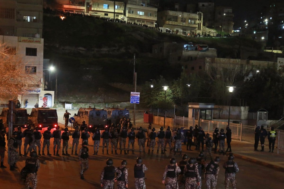 Forças de segurança da Jordânia fazem uma barreira contra manifestantes reunidos em uma colina da capital Amã, em 15 de março de 2021 [Khalil Mazraawi/AFP via Getty Images]