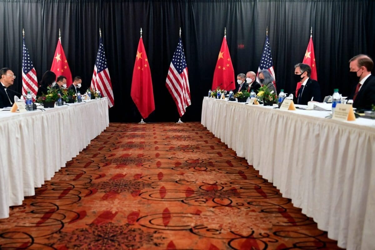 O secretário de Estado dos EUA, Antony Blinken (2º dir.), acompanhado pelo Conselheiro de Segurança Nacional Jake Sullivan (dir.), discutem com Yang Jiechi (2º esq.), diretor do Gabinete da Comissão Central de Relações Exteriores, e Wang Yi (esq.), ministro de Relações Exteriores na sessão de abertura das negociações EUA-China no Captain Cook Hotel em Anchorage, Alasca, em 18 de março de 2021.(Frederic J. Brown/ POOL / AFP via Getty Images)