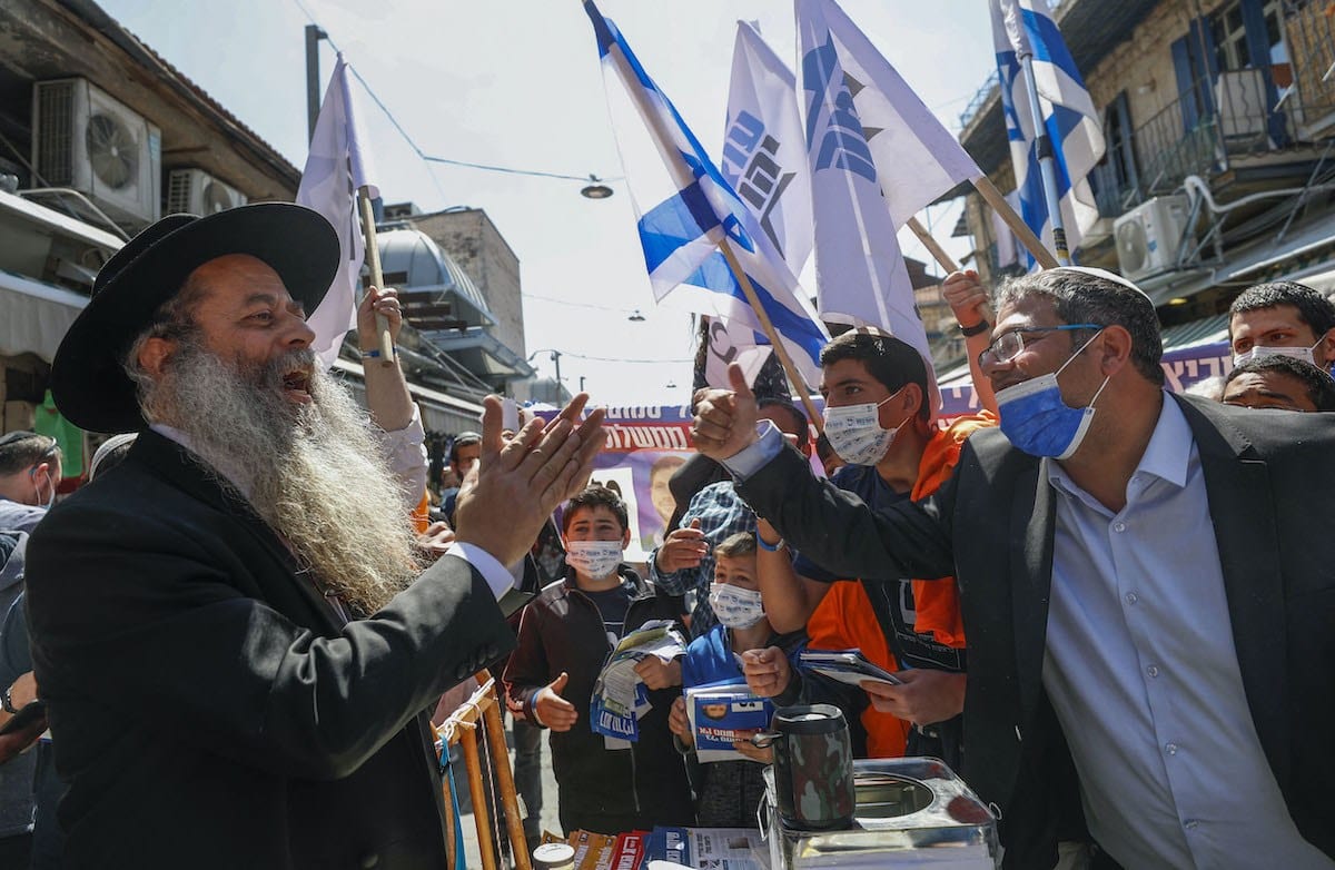 Itamar Ben Gvir (à direita) — chefe do partido de extrema-direita Poder Judeu (Otzma Yehudit) e candidato ao parlamento pela coligação Sionismo Judaico —  em campanha eleitoral no mercado de Mahane Yehuda, em Jerusalém, 19 de março de 2021 [Emmanuel Dunand/AFP via Getty Images]