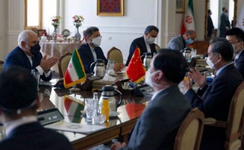 Ministro de Relações Exteriores do Irã Mohammad Javad Zarif (à esquerda) encontra-se com sua contraparte chinesa Wang Yi (segundo à direita), na capital iraniana Teerã, em 27 de março de 2021 [AFP via Getty Images]