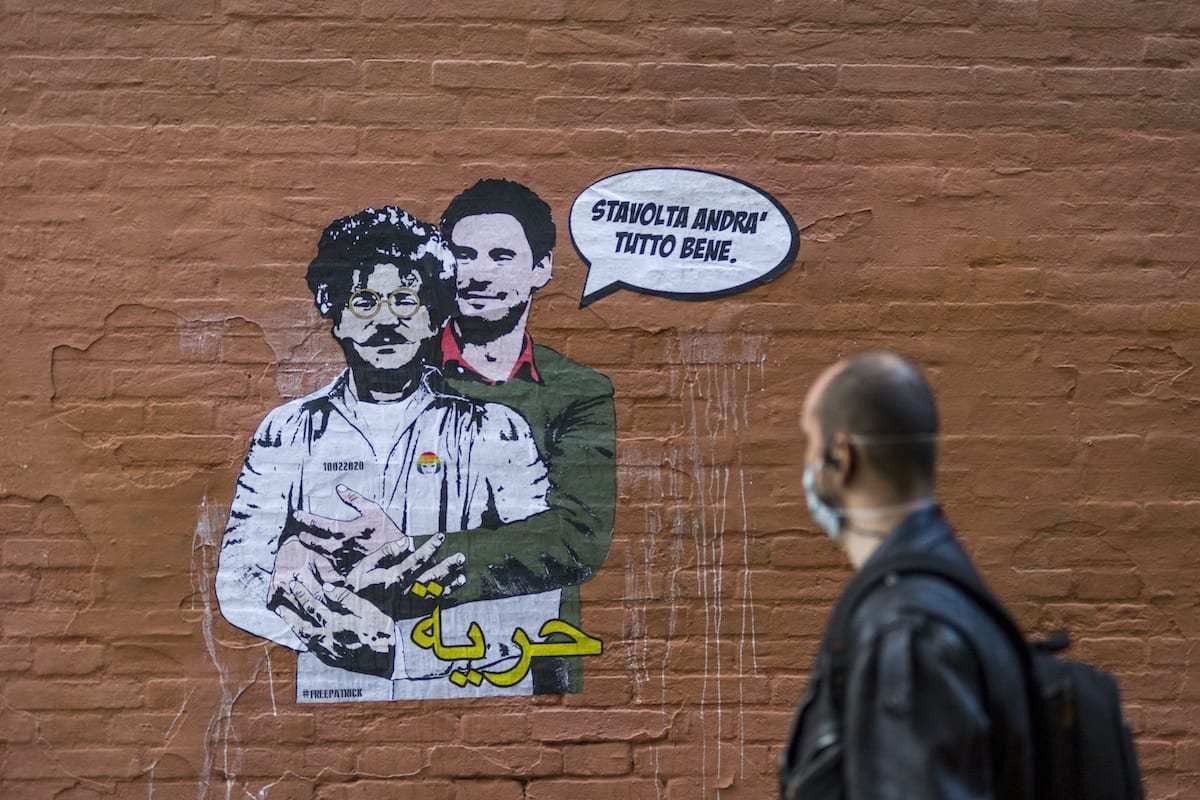 Mural da artista Laika retrata abraço entre Giulio Regeni, estudante italiano morto no Egito em 2016, e Patrick Zaki, preso no Egito em fevereiro de 2020, em Bolonha, Itália, no dia 05 de outubro de 2020.  [Michele Lapini/Getty Images].