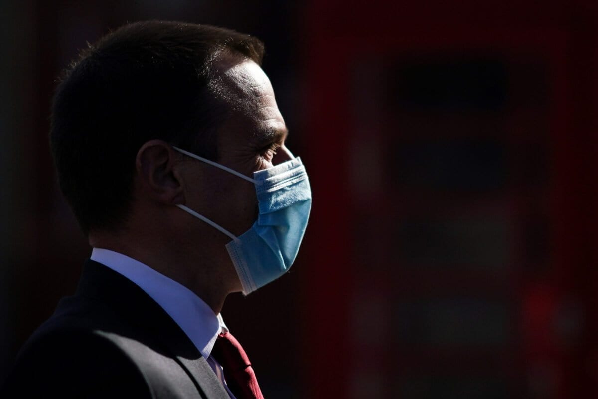 Dr. Paul Williams, candidato do Partido Trabalhista por Hartlepool, fala a trabalhadores médicos para o Centro de Vacinação em Hartlepool Town Hall, em 21 de março de 2021 em Hartlepool, Inglaterra. [Ian Forsyth/Getty Images]