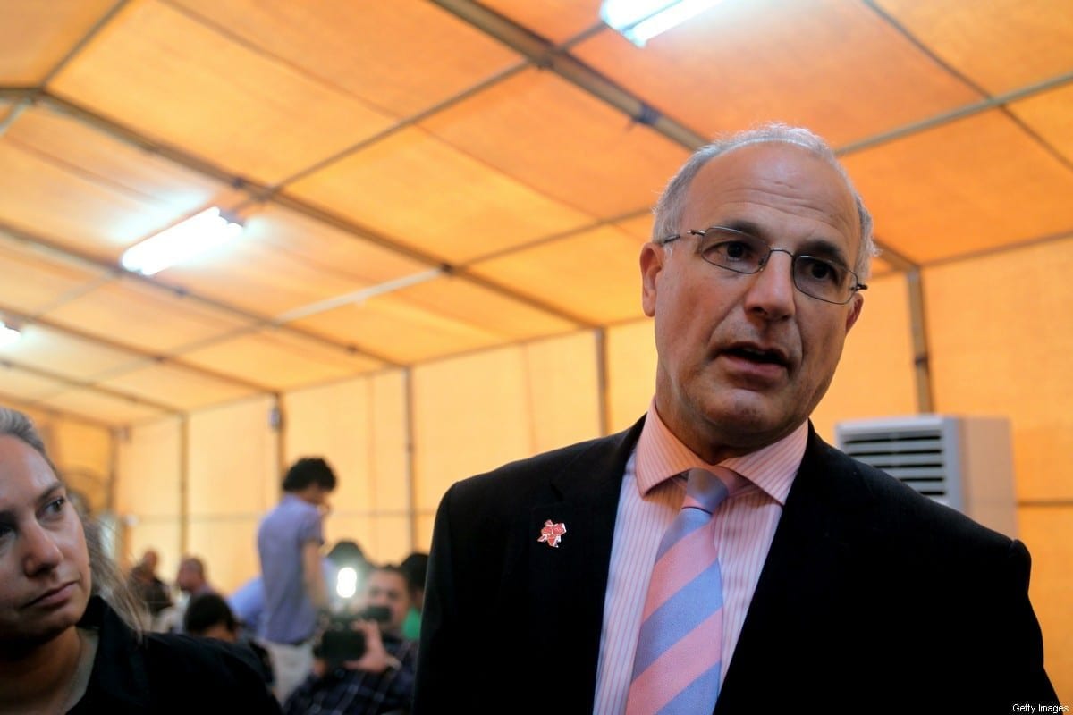 O embaixador britânico no Iraque, Michael Aron, fala aos repórteres do lado de fora da sala de negociações em Bagdá em 24 de maio de 2012. (Ali Al-Saadi/AFP via Getty Images)
