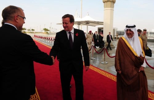 Um oficial não identificado cumprimenta o primeiro-ministro britânico David Cameron (C) enquanto caminha com o emir saudita de Meca, príncipe Khalid bin Faisal bin Abdulaziz (R), após sua chegada a Jeddah em 6 de novembro de 2012 [Amer Hilabi/ AFP via Getty Images]