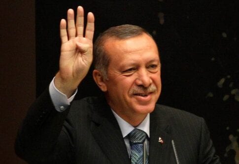 O primeiro-ministro da Turquia, Tayyip Erdogan, faz uma saudação a Rabaa enquanto discursa durante uma reunião na sede do Partido da Justiça e do Desenvolvimento (AKP) em Ancara, em 20 de agosto de 2013. [Adem Altan/ AFP via Getty Images]