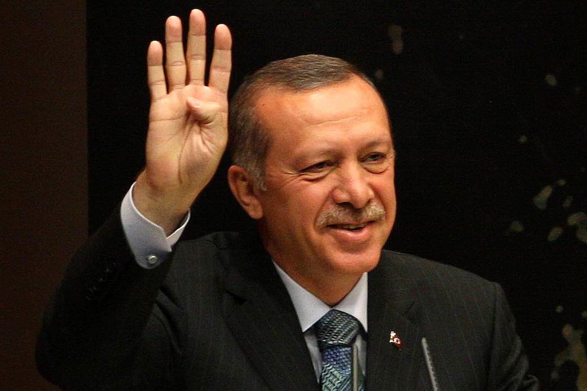 O primeiro-ministro da Turquia, Tayyip Erdogan, faz a saudação de Rabaa ao proferir um discurso durante uma reunião na sede do Justice and Development Party (AKP) em Ancara, em 20 de agosto de 2013. [Adem Altan/AFP via Getty Images]