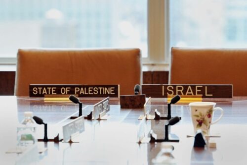 Placas indicam os assentos do Ministro de Relações Exteriores de Israel Tzipi Livni e sua contraparte palestina Saeb Erekat em reunião do chamado Quarteto do Oriente Médio, durante a 68a sessão da Assembleia Geral da ONU, em Nova York, 27 de setembro de 2013 [Stan Honda/AFP via Getty Images]