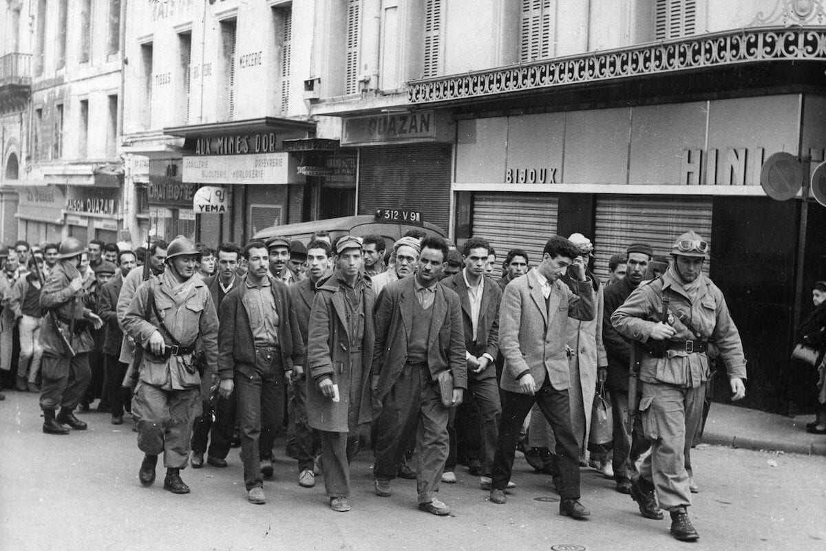 O exército francês prendeu muçulmanos que não conseguiram estabelecer sua identidade
na Casbah, em Argel, para interrogatório. [Central Press/Getty Images]