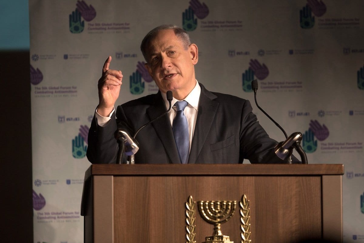 Primeiro-Ministro de Israel Benjamin Netanyahu discursa no 5° Fórum Global contra o Antissemitismo, no Centro de Convenções Internacionais de Jerusalém, em 12 de maio de 2015 [Menahem Kahana/AFP via Getty Images]
