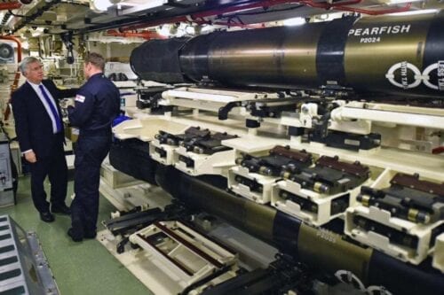 O ex-secretário de Defesa Michael Fallon, no compartimento de armazenamento de armas a bordo do HMS Vigilant na Base Naval de Sua Majestade, Clyde, em 21 de janeiro de 2016, em Rhu, Escócia. [Jeff J Mitchell/Getty Images]