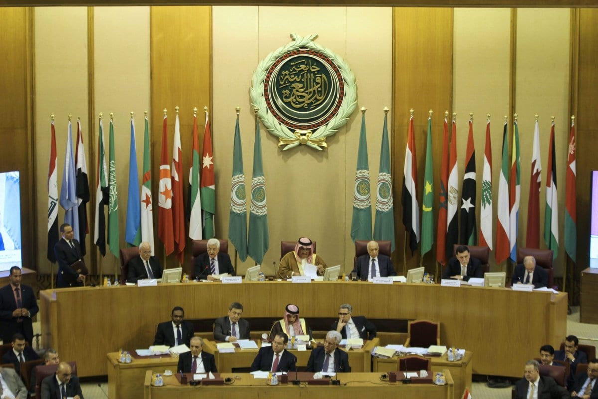 Uma visão geral de uma reunião de chanceleres árabes com o presidente palestino para discutir uma iniciativa de paz francesa na capital egípcia, Cairo, em 28 de maio de 2016. [Stringer/AFP via Getty Images]
