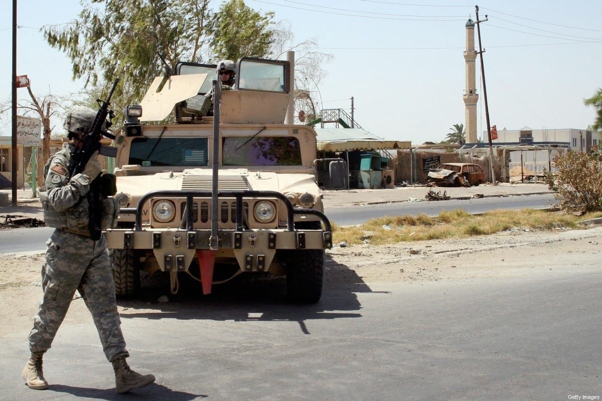 Um soldado dos Estados Unidos da Tropa A, 8º Esquadrão da 10ª Cavalaria, patrulha o bairro de Amiriyah, no oeste de Bagdá, em 24 de julho de 2006. [AFP via Getty Images]