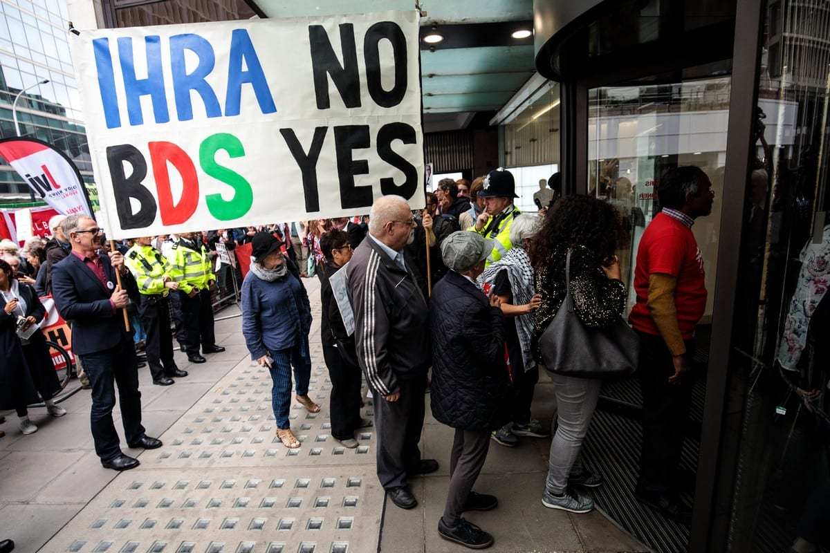 Protesto contra a definição de antissemitismo da International Holocaust Remembrance Alliance (IHRA) em Londres, Reino Unido, em 4 de setembro de 2018. [Jack Taylor/Getty Images]