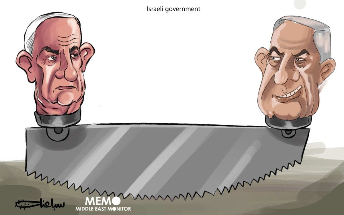 Gantz e Netanyahu: aguardando as consequências da formação do governo israelense. [Sabaaneh/Monitor do Oriente Médio]
