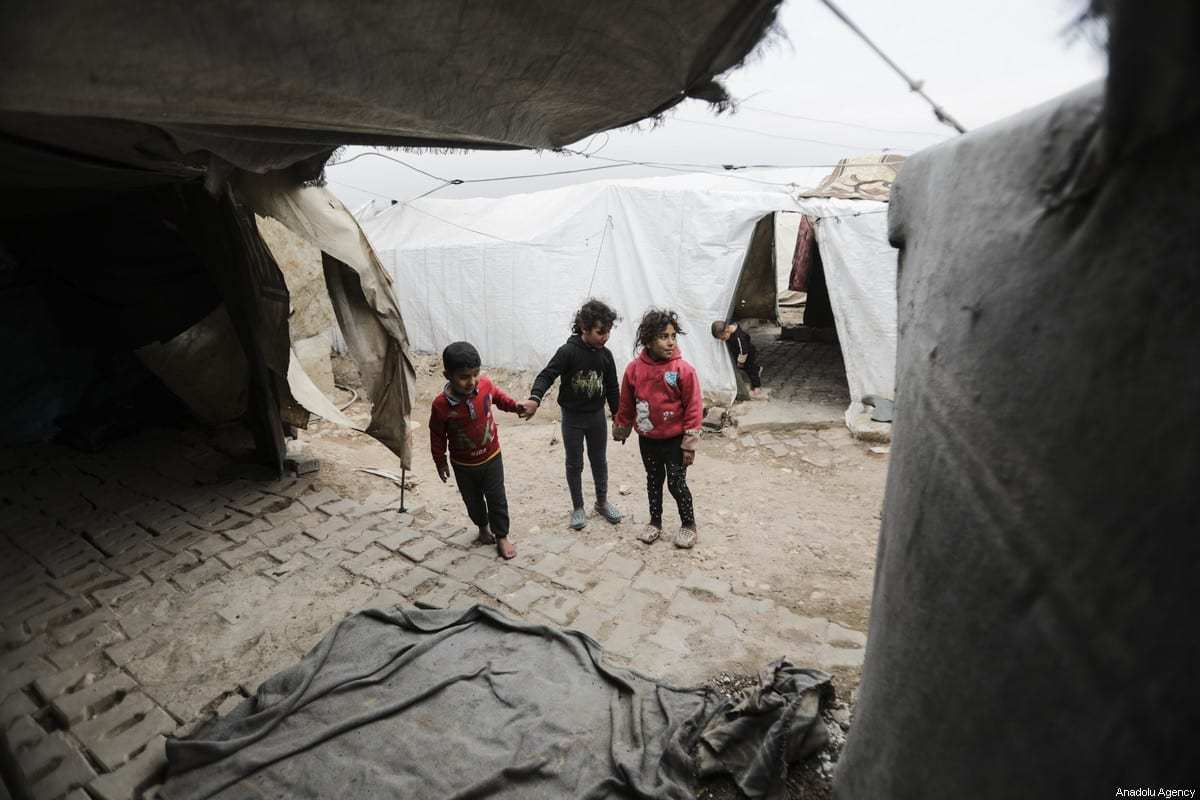 Crianças sírias em um campo de refugiados em Aleppo, Síria, 13 de janeiro de 2021 [Bekir Kasım/Agência Anadolu]