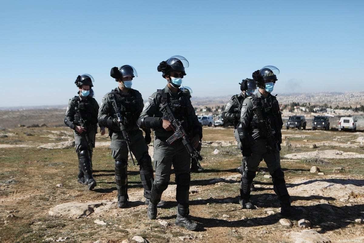 Forças israelenses em Hebron (Al-Khalil), Cisjordânia ocupada, 23 de janeiro de 2021 [Mamoun Wazwaz/Agência Anadolu]
